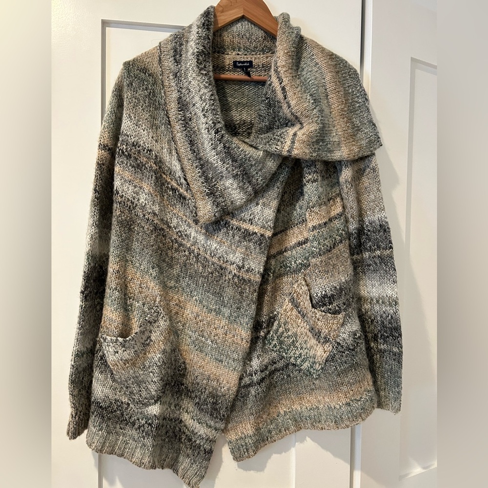 Splendid women’s sweater in good condition.  Size S.